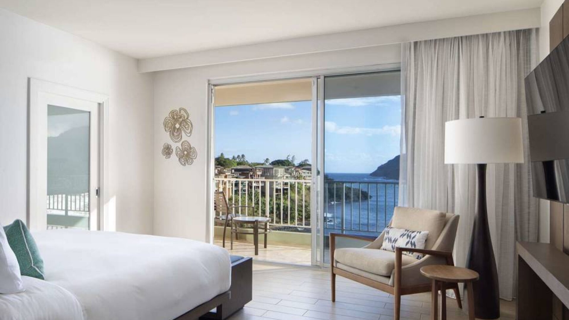 Royal Sonesta Kaua'i Resort Lihue double bed guest room with a balcony and splendid ocean view.