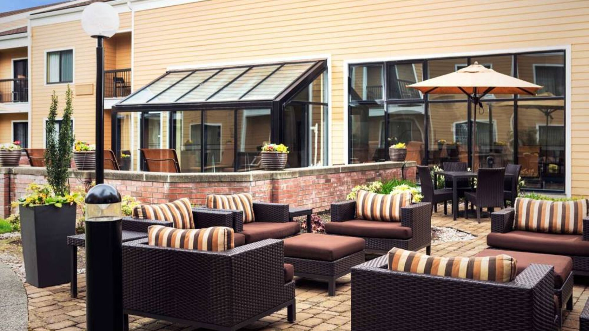 Sonesta Select Seattle Bellevue Redmond’s terrace is decorated with plants and provides armchairs and coffee tables.