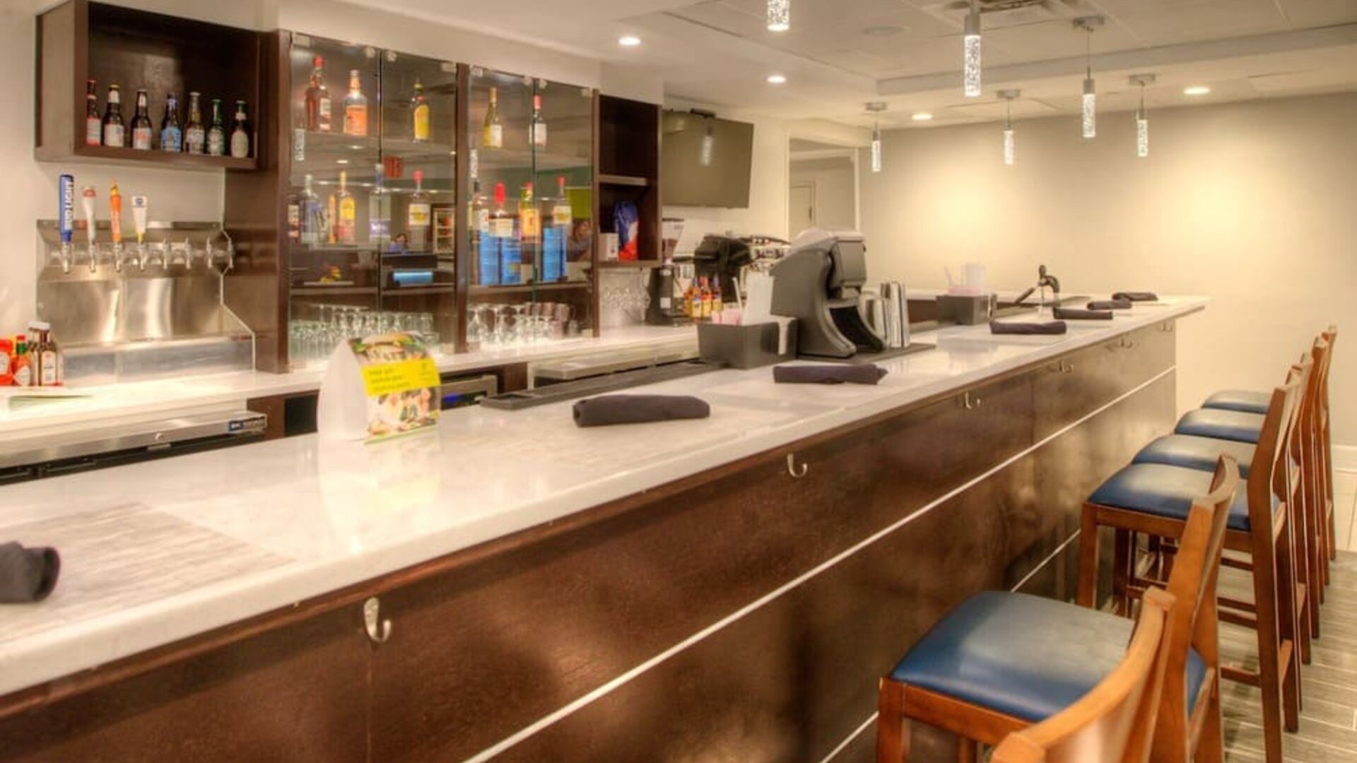 Bar and coworking space at Holiday Inn Belcamp - Aberdeen Area.