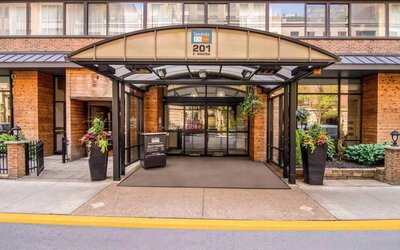 Sonesta ES Suites Chicago Downtown Magnificent Mile - Medical’s exterior has a covered entranceway and numerous potted plants.