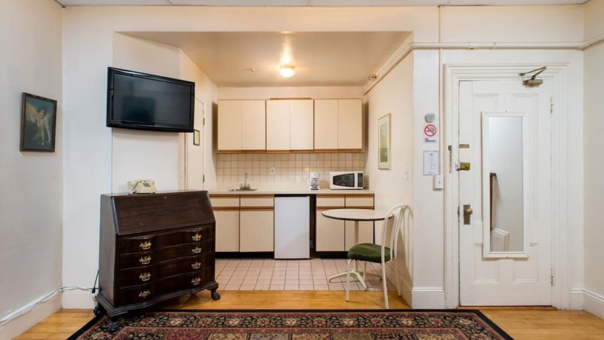 Day use room with TV and kitchenette at The Farrington Inn.