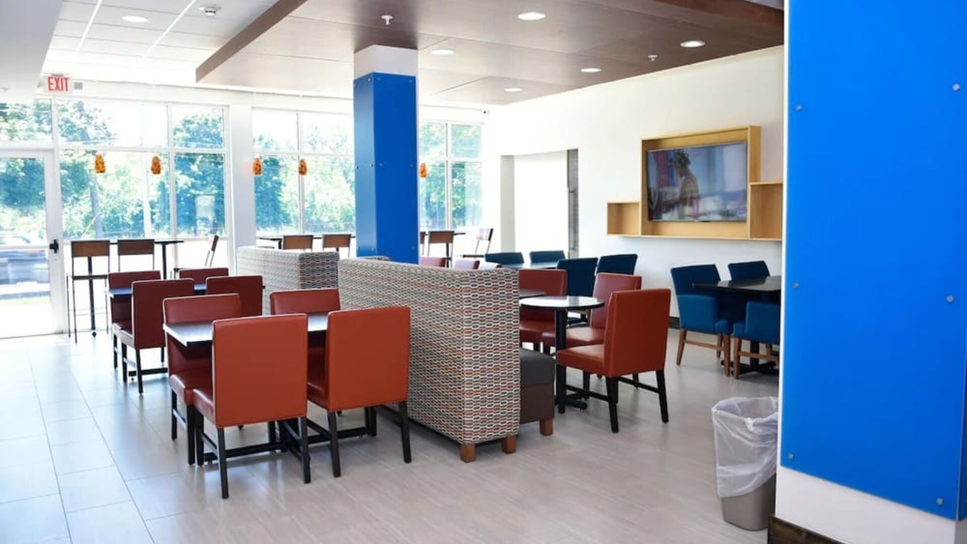 Dining and coworking space at Holiday Inn Express & Suites Bensenville - O'Hare.