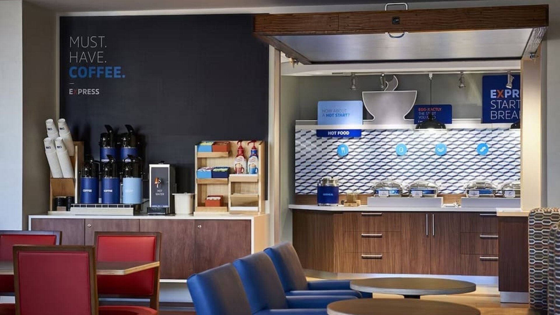 Dining and coworking space at Holiday Inn Express & Suites Yorkville.