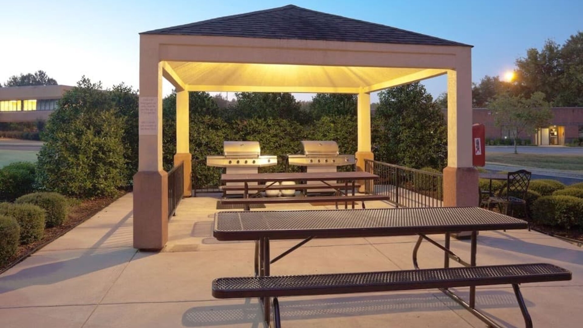 Outdoor area at Sonesta Simply Suites Detroit Warren.