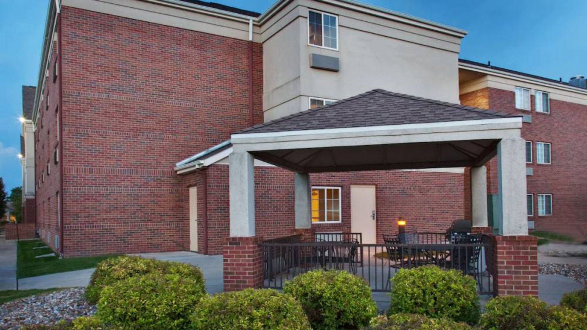 The hotel’s gazebo offers barbecue facilities and outdoor seating, under cover, for dining and socializing.