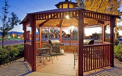 Sonesta Simply Suites Salt Lake City Airport’s gazebo comes with barbecue facilities and tables and chairs, making it perfect for outdoor dining or co-working.