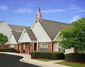 The hotel’s exterior has a fluttering USA flag, and pleasant, well-kept greenery.