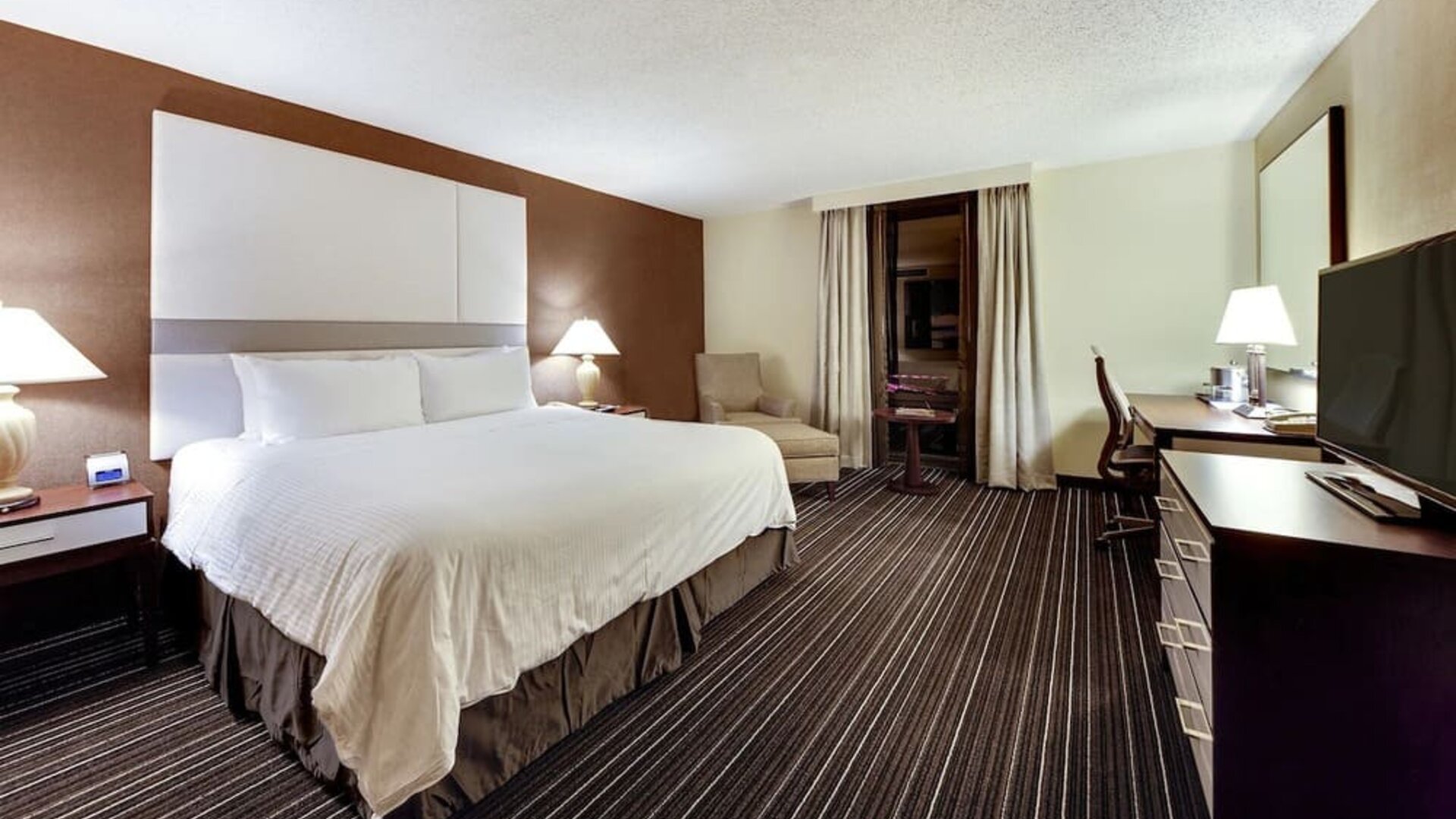 Spacious king room at Sonesta Atlanta Northwest Galleria.