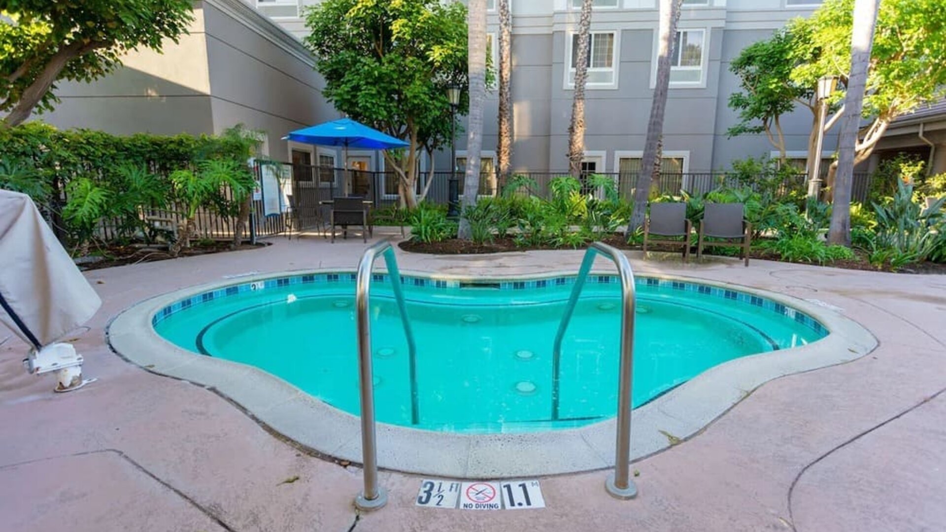 Outdoor pool area at Sonesta Anaheim Resort Area.