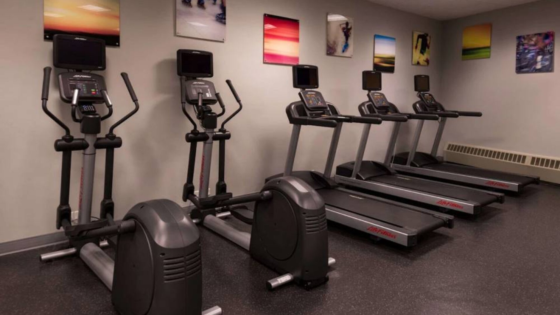 Sonesta Chicago O'Hare Airport Rosemont’s fitness center has artwork on the walls and machines such as treadmills and ellipticals.