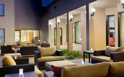 Outdoor lounge area at Sonesta Select Milwaukee Brookfield.