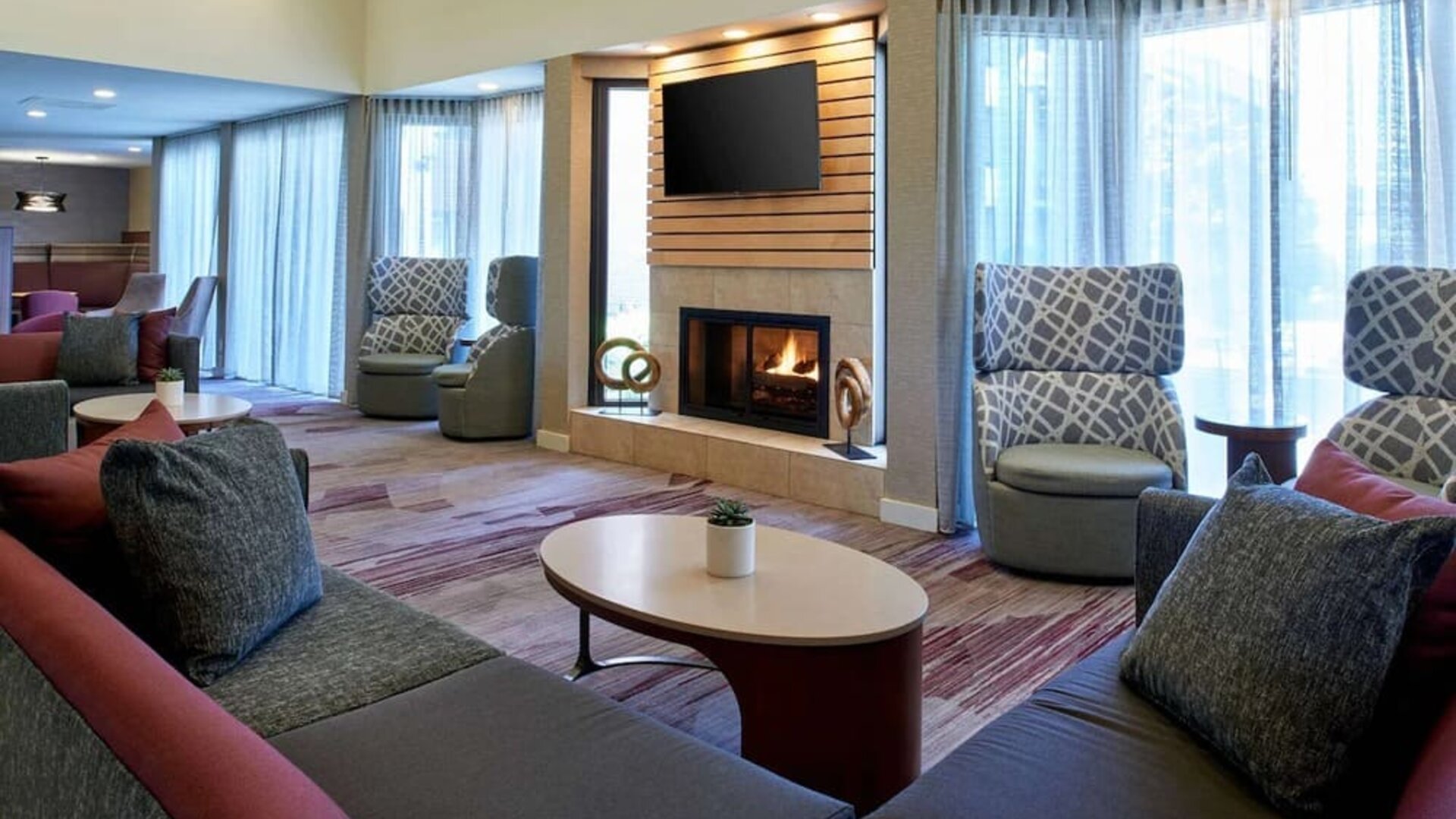 Lobby and lounge at Sonesta Select Minneapolis Eden Prairie.