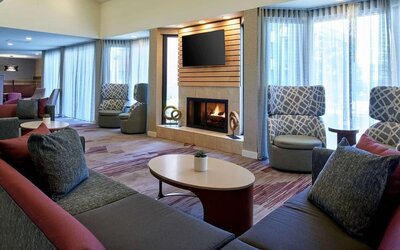 Lobby and lounge at Sonesta Select Minneapolis Eden Prairie.