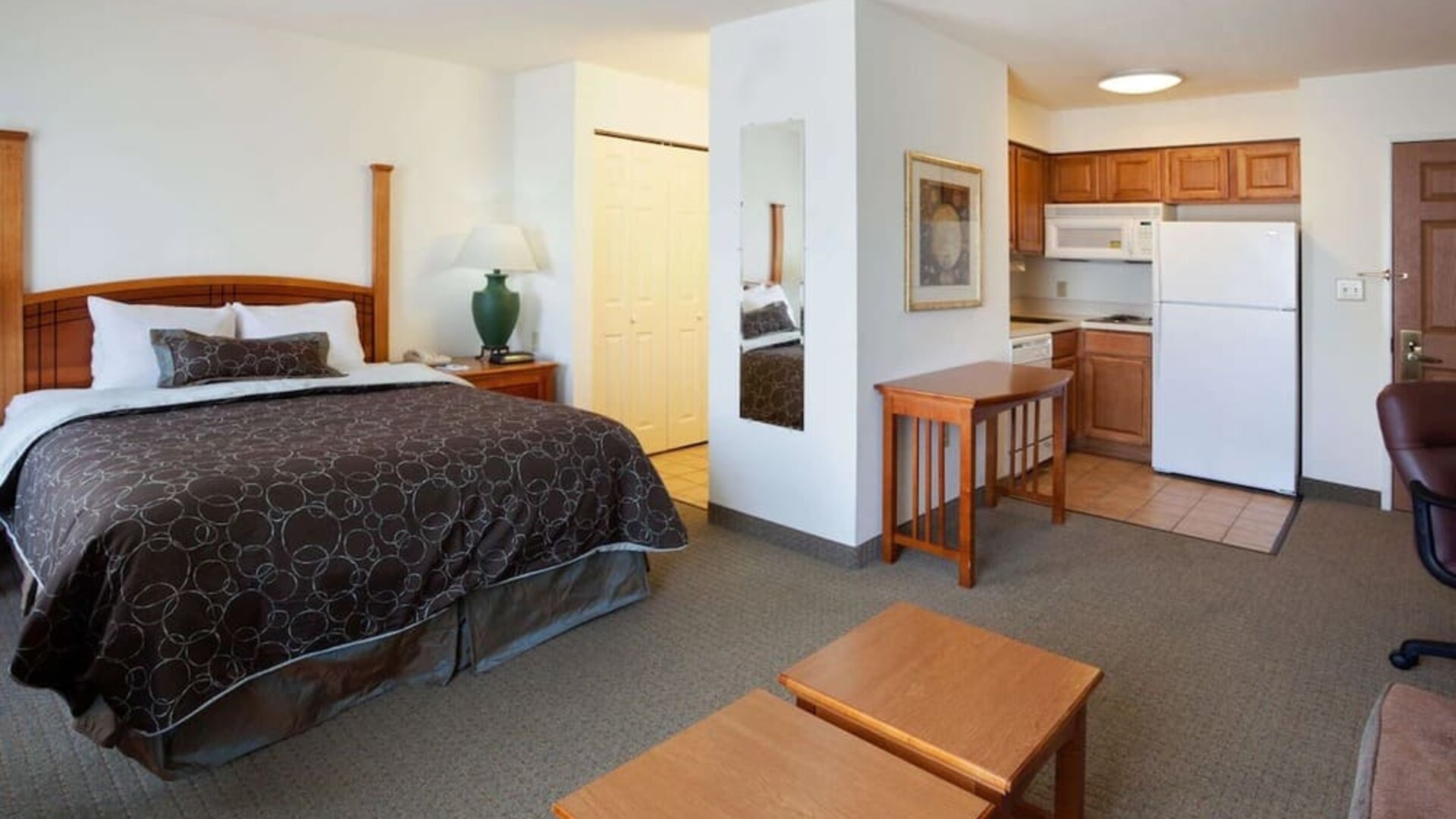 Double bed guest room in Sonesta ES Suites San Antonio Northwest - Medical Center, featuring kitchen area with fridge-freezer and microwave.