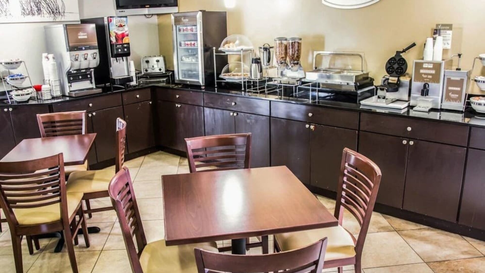 Dining and coworking space at Sleep Inn Tinley Park.