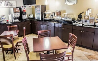 Dining and coworking space at Sleep Inn Tinley Park.