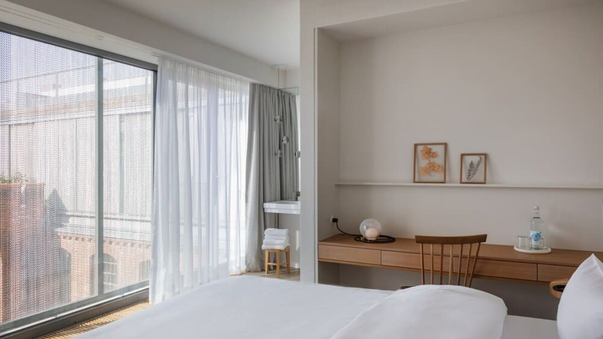 Relaxing king room at Wilmina Hotel.