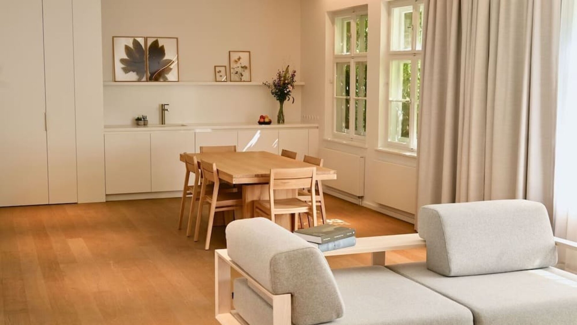 Lobby and lounge area ideal for coworking at Wilmina Hotel.