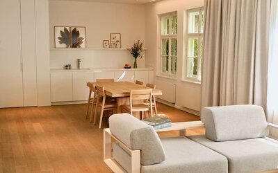 Lobby and lounge area ideal for coworking at Wilmina Hotel.