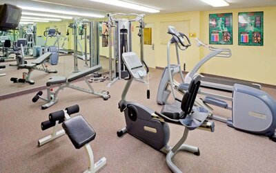 Sonesta Simply Suites Parsippany Morris Plains’ fitness center is equipped with assorted exercise machines, a mirrored wall, and a TV.