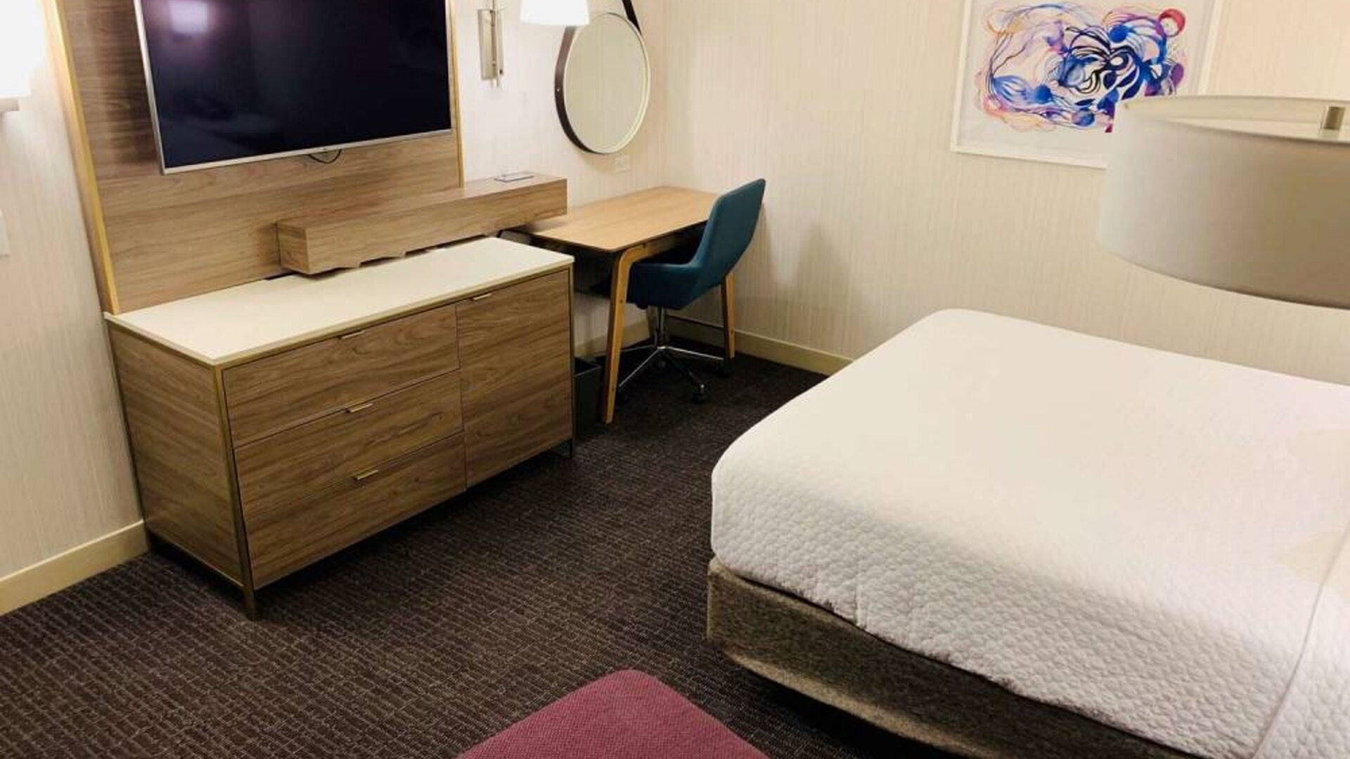 Double bed guest room in Sonesta Columbus Downtown, with workspace desk and chair plus a widescreen television.