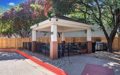 Sonesta Simply Suites Austin South’s gazebo provides benches and tables with barbecue facilities where guests can dine and relax.
