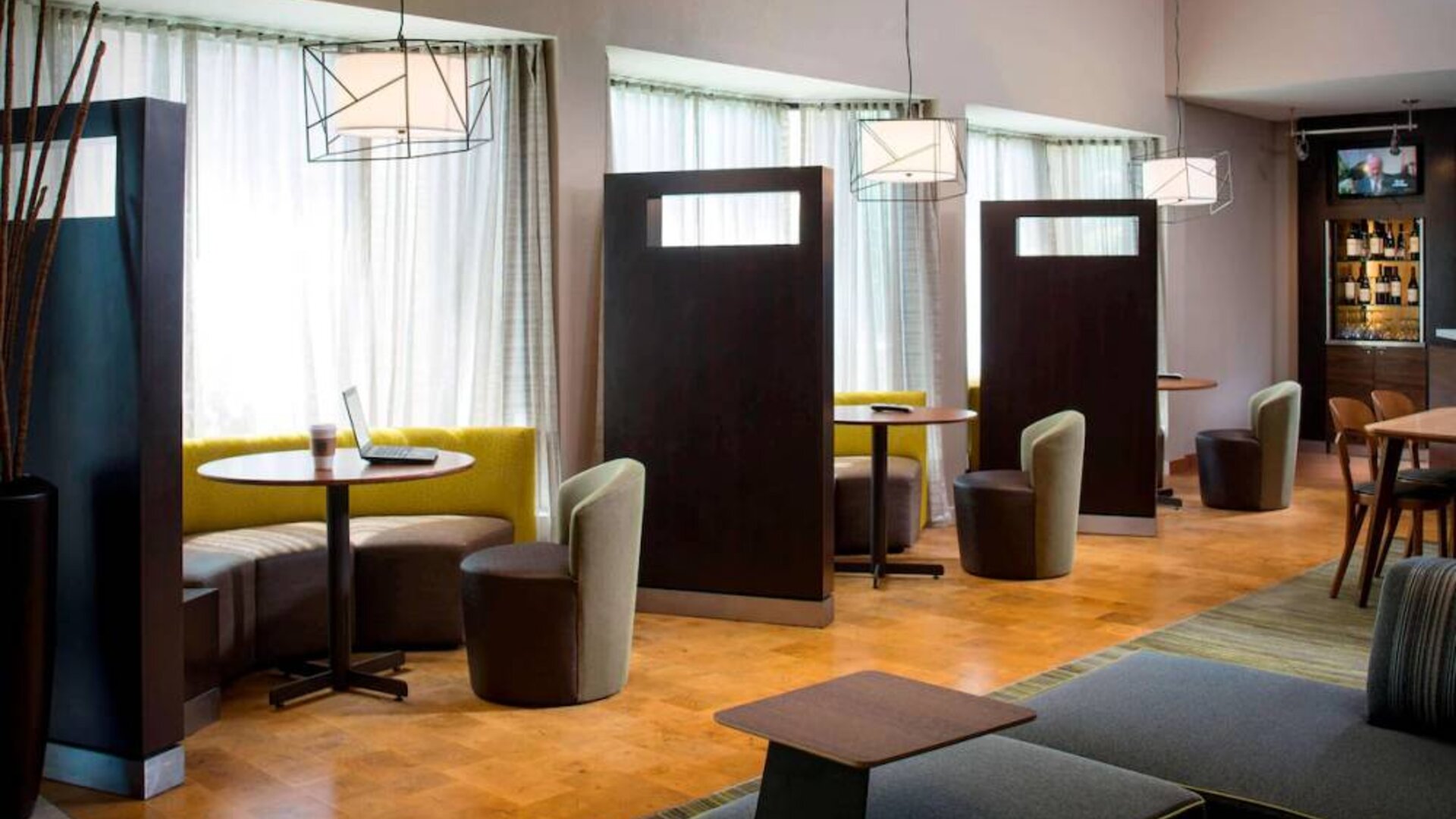 Sonesta Select Boca Raton’s media pods provide cozy nooks for co-working, each equipped with a coffee table and comfy seating right by a window.