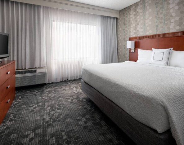 Double bed guest room in Sonesta Select Phoenix Camelback, featuring window and widescreen television.