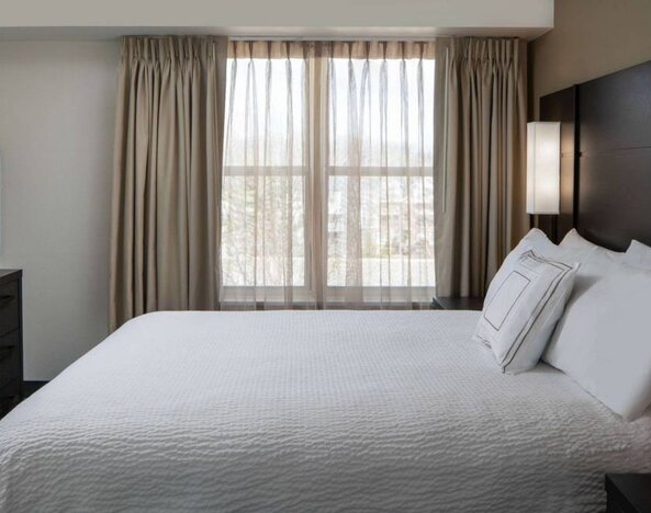 Double bed guest room in Sonesta ES Suites Fairfax Fair Lakes, featuring TV and a window.