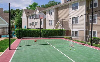 The hotel’s sports court can be used for either basketball or tennis, and is adjacent to pleasant greenery.