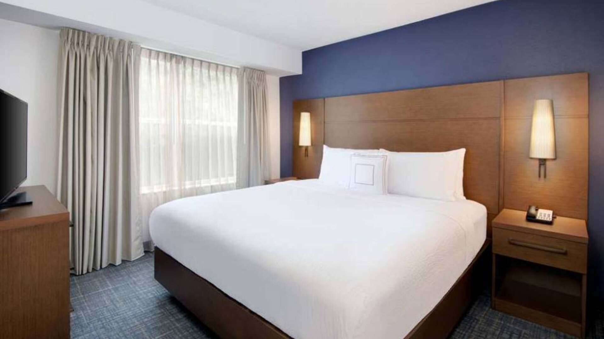 Double bed guest room in Sonesta ES Suites Atlanta Alpharetta North Point Mall, including TV and window.