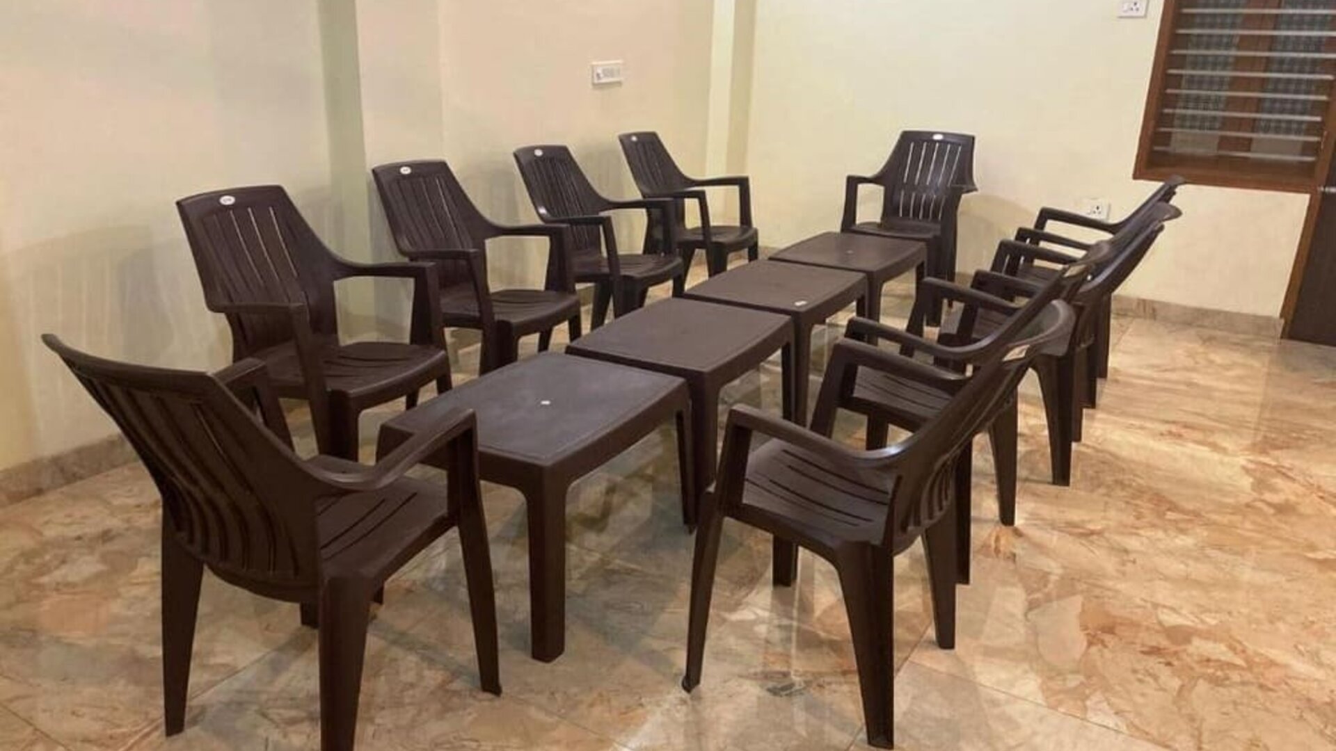 Meeting room available at Pradhan Stay Sohna Near Bus Stand.