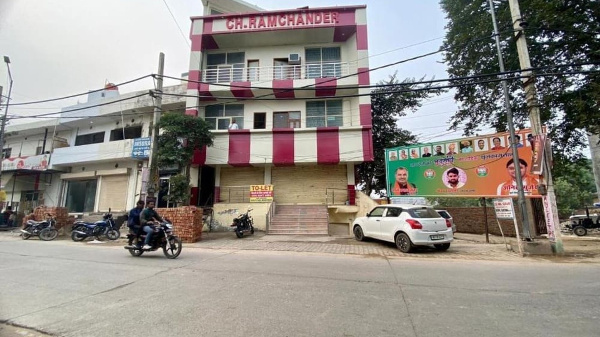 Hotel exterior and parking at Pradhan Stay Sohna Near Bus Stand.