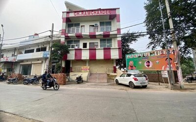 Hotel exterior and parking at Pradhan Stay Sohna Near Bus Stand.