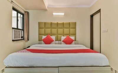 Romantic king room at Hotel Smart Stay. 