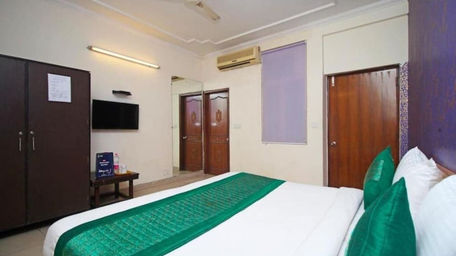 Day use room with TV and AC at Hotel Smart Stay. 
