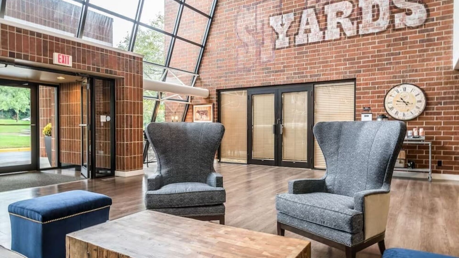 Lobby and lounge area at EnVision Hotel St. Paul South.