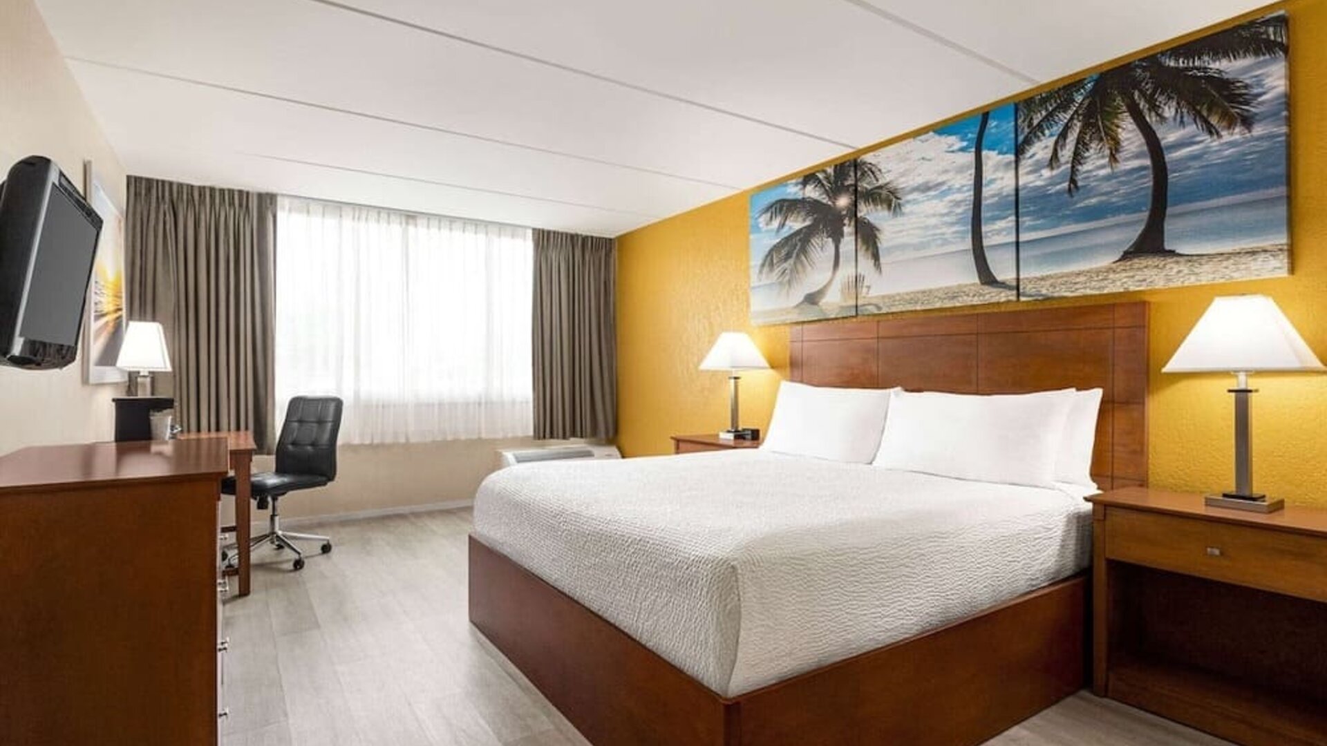 Day use room with natural light at EnVision Hotel Miami International Airport.
