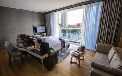 Comfortable king room with work desk at Fraser Place Puteri Harbour.