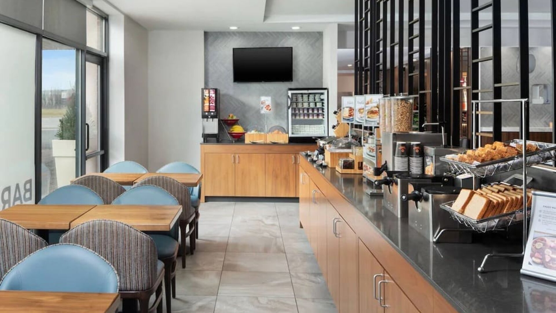 Dining and coworking space at Fairfield Inn & Suites By Marriott New York Staten Island.