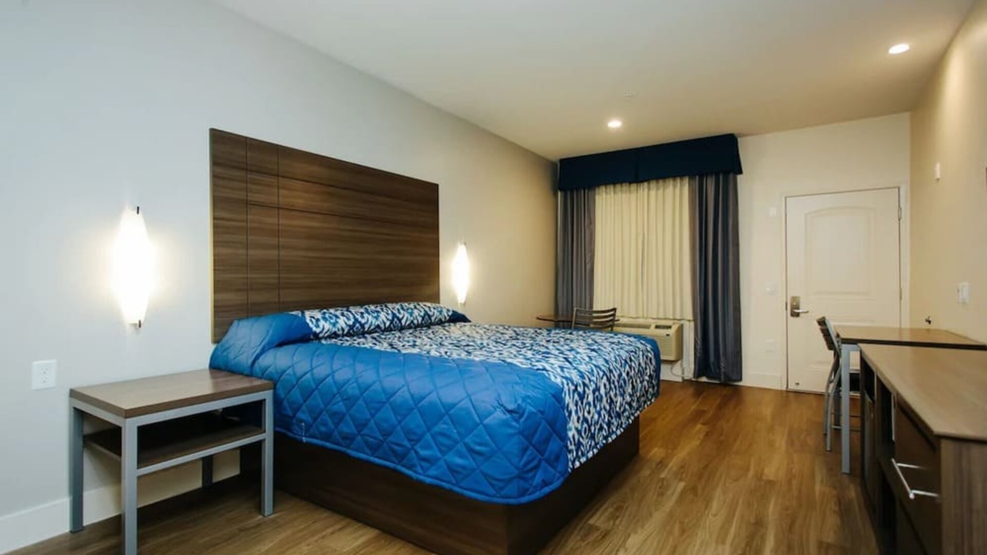 King room with work desk at Palace Inn Blue CityCentre.