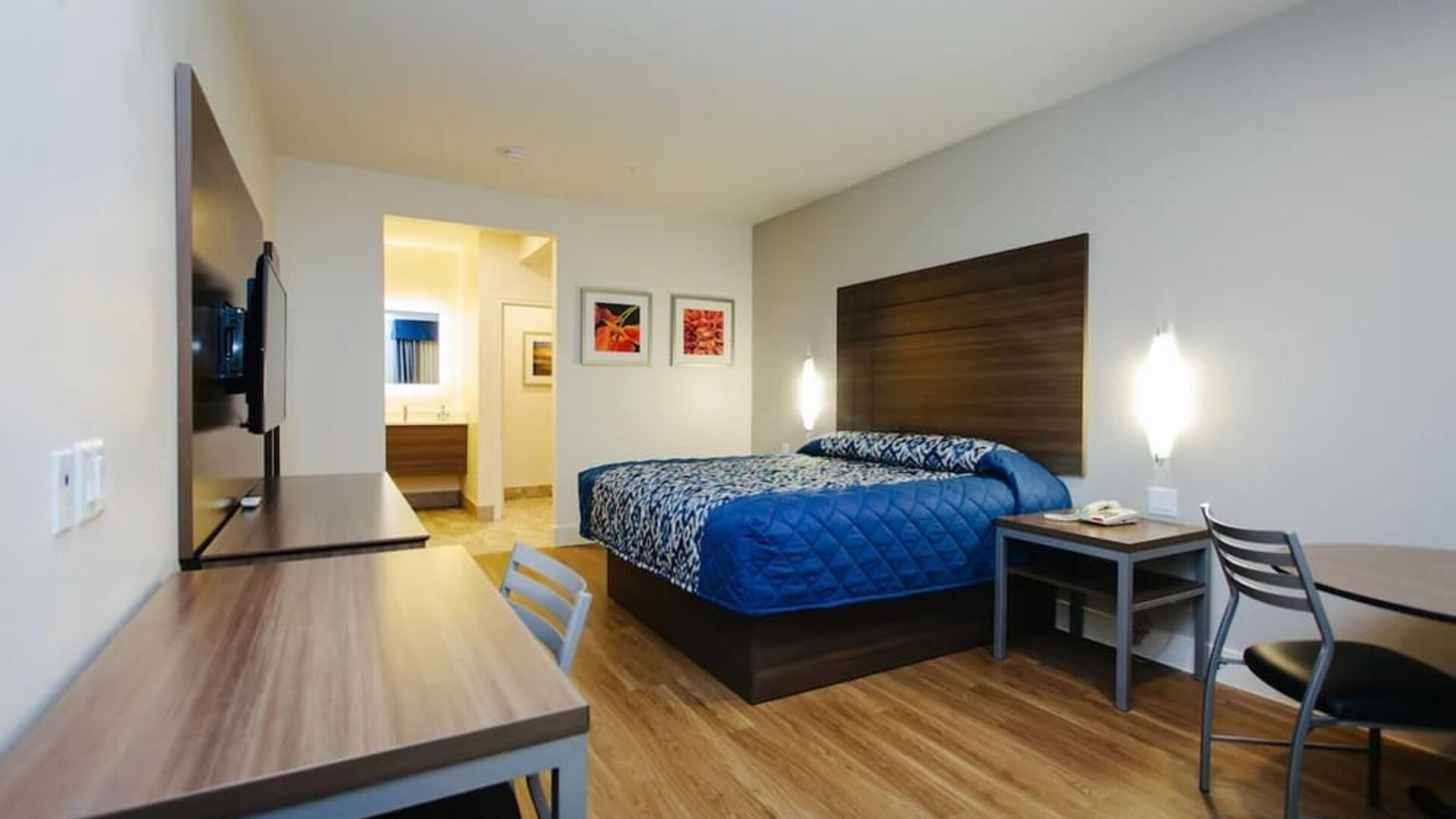 Day room with TV and work space at Palace Inn Blue CityCentre. 