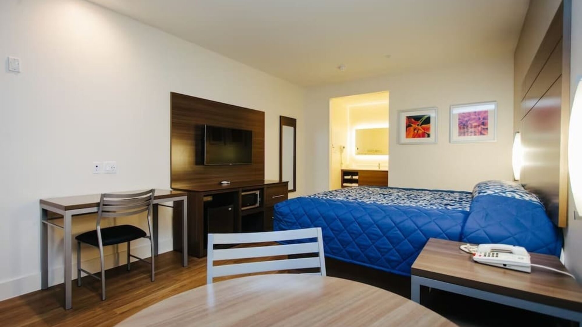 Day use room with TV and work desk at Palace Inn Blue CityCentre.