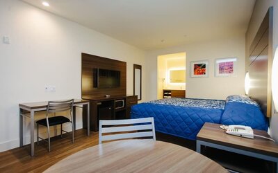 Day use room with TV and work desk at Palace Inn Blue CityCentre.