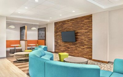Lobby and coworking space at Hampton Inn & Suites Miami Kendall. 