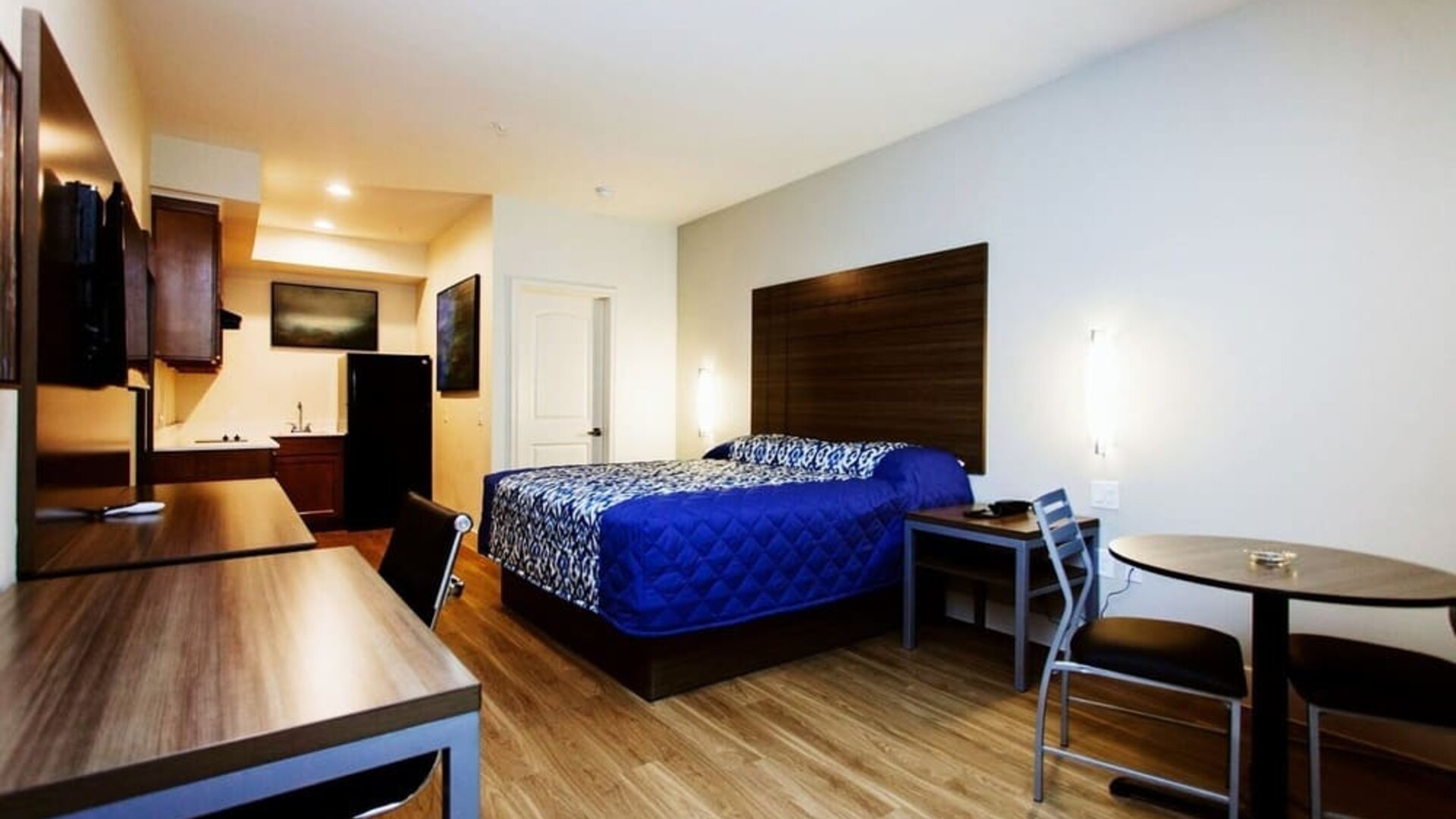 King room with TV at Palace Inn Westpark Blue.