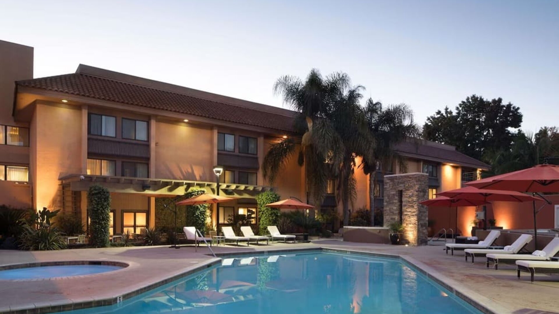 Outdoor pool at Sonesta Silicon Valley.