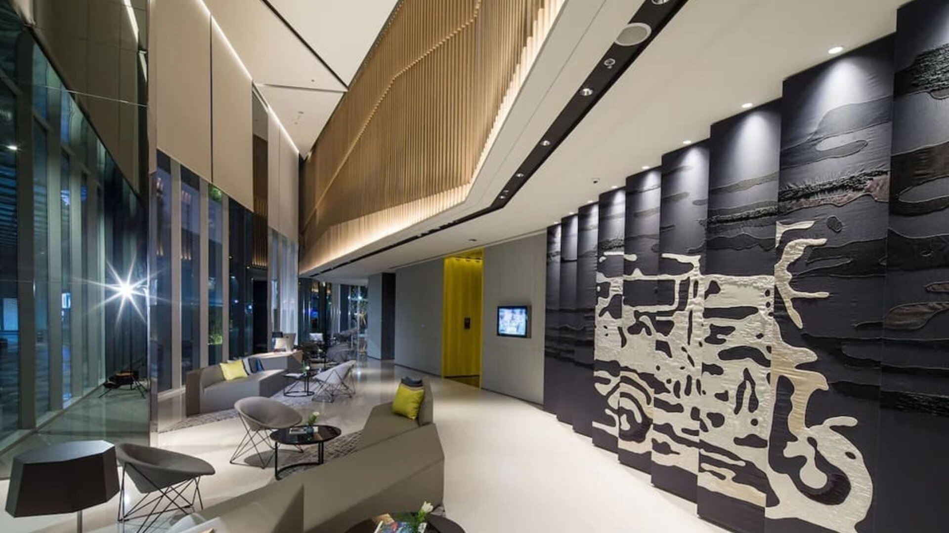 Lobby and lounge area at Modena By Fraser Bangkok.