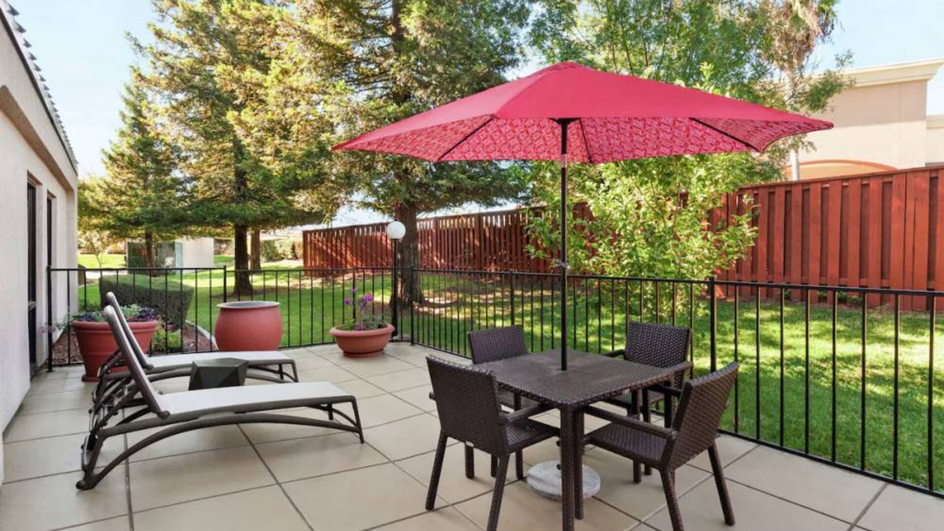 Outdoor garden and terrace at Hampton Inn Tracy.