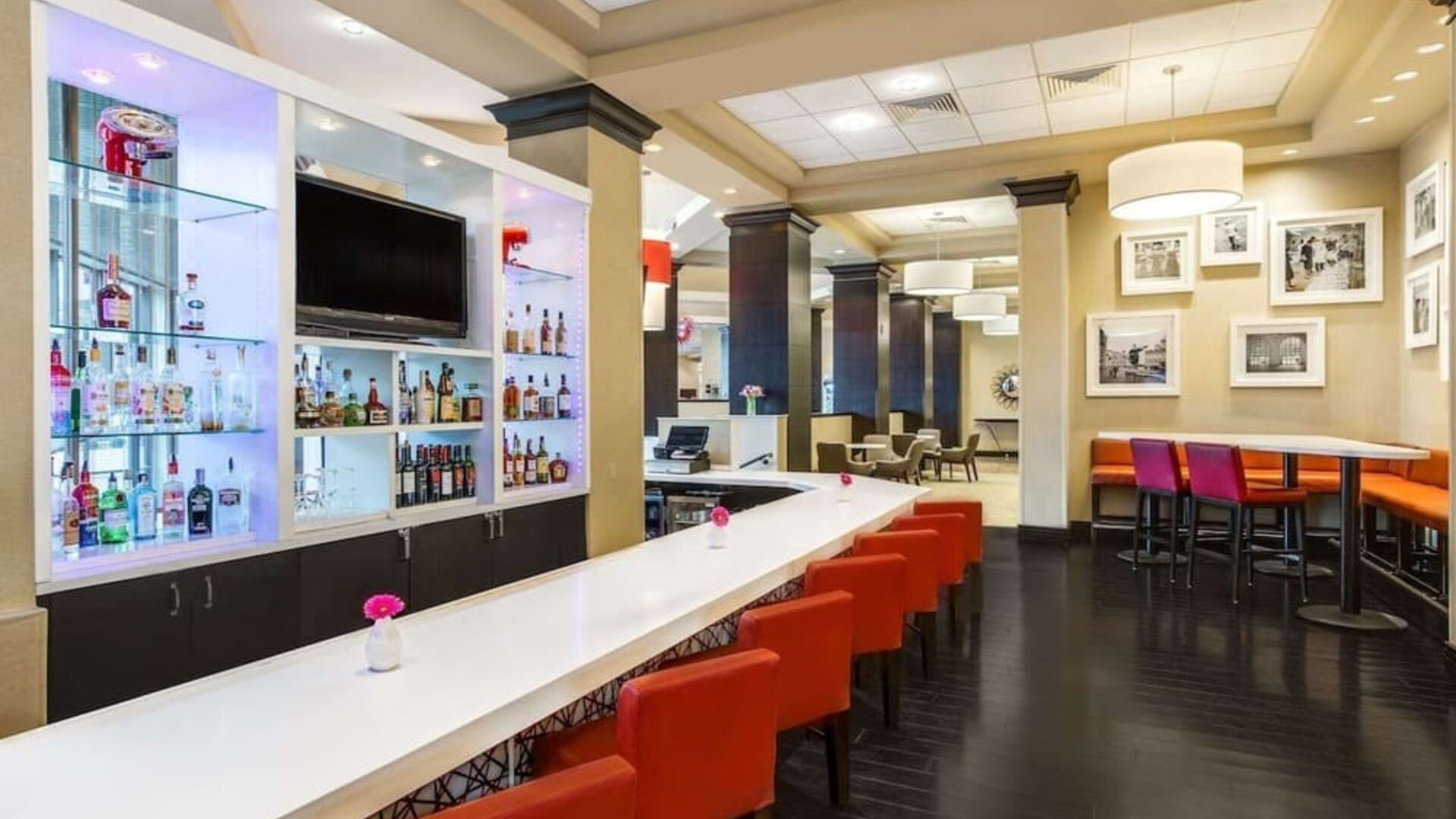 Cozy bar at Sonesta White Plains Downtown.